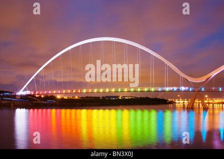 Vue de nuit de courts de l'Infini Pont sur la Rivière Tees à Stockton-on-Tees.