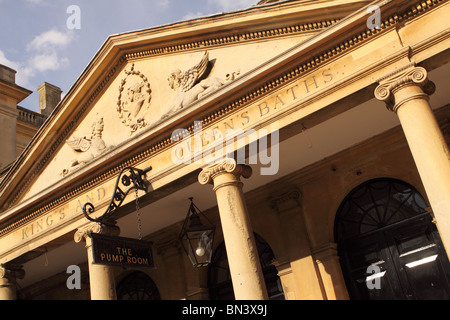 L'entrée des Bains romains baignoire England UK Banque D'Images