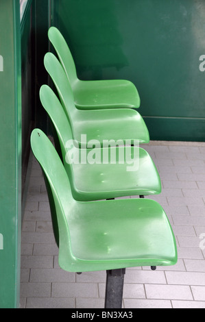 Rangée de chaises vertes en zone d'attente Banque D'Images