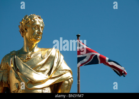Drapeau de l'Union derrière la statue en or du roi Charles II à la figure de l'Hôpital Royal de Londres. Jun 2010 Banque D'Images