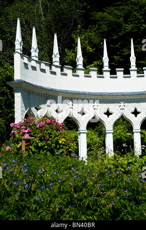 Rosa mundi rose, Rosa Gallica 'Versicolor', et de l'Exedra à Painswick Rococo Garden dans les Cotswolds Banque D'Images