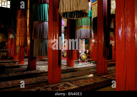 Ganden Sumtseling intérieur salle de prière Gompa ou monastère Songzanlin Zhongdian Yunnan Chine Banque D'Images