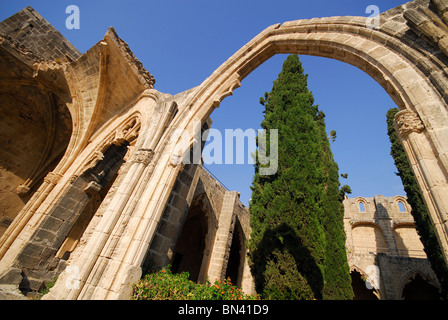 BELLAPAIS, Chypre du Nord. Les imposantes arches gothiques de l'abbaye en ruine partiellement Lusignan de Bellapais. L'année 2009. Banque D'Images