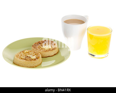 Les Crumpets beurrés avec plateau et Orange Banque D'Images