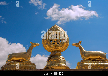 Chiffres dorés ornés de Ganden Sumtseling toit sur Gompa ou monastère Songzanlin Zhongdian Yunnan Chine Banque D'Images