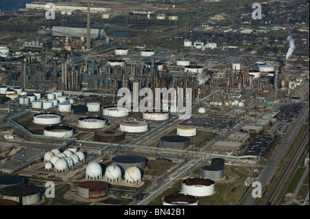 Vue aérienne au-dessus de la raffinerie le long du chenal de Houston au Texas Banque D'Images