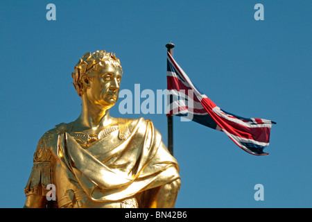 Drapeau de l'Union derrière la statue en or du roi Charles II à la figure de l'Hôpital Royal de Londres. Jun 2010 Banque D'Images