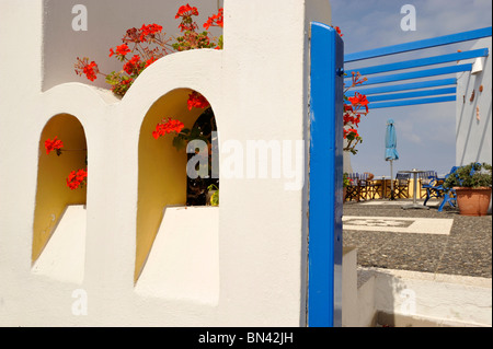 Chambre aux couleurs vives à Firostefani Santorini Cyclades Grèce Banque D'Images