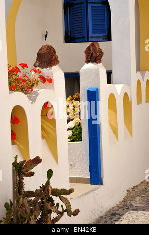 Chambre aux couleurs vives à Firostefani Santorini Cyclades Grèce Banque D'Images