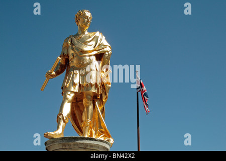 Drapeau de l'Union derrière la statue en or du roi Charles II à la figure de l'Hôpital Royal de Londres. Jun 2010 Banque D'Images