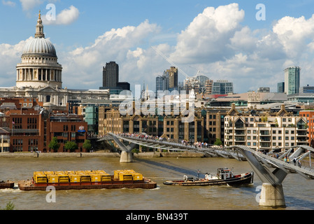 Millennium Bridge, cathédrale St Pauls la ligne d'horizon de Londres. La Tamise avec une barge de travail transportant des marchandises.. Angleterre des années 2010 2010 Royaume-Uni HOMER SYKES Banque D'Images