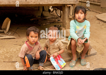 Grubby kids village ethnique dans le Nord du Laos Banque D'Images