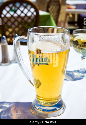 Pinte de bière dans une taverne grecque. Banque D'Images