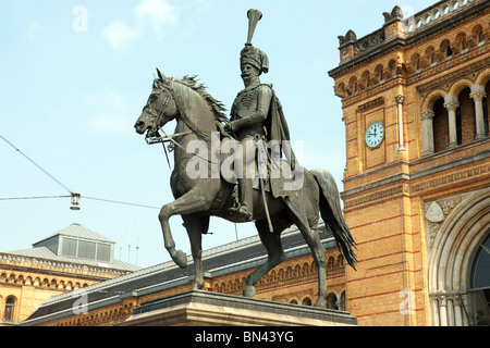 Ernst August King statue à l'extérieur, Hauptbahnhof Hannover, Basse-Saxe, Allemagne Banque D'Images