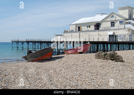 Les bateaux de pêche et des casiers à homard sur la plage de galets par la jetée de Bognor Regis. West Sussex. L'Angleterre Banque D'Images