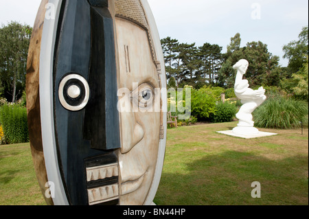 Artiste sculpteur Derek Howarth les Vicaires Egg sculpture à Leicester University Botanic Gardens Banque D'Images