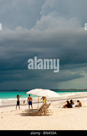 Un orage s'approche de la plage de sable rose Harbour Island, Bahamas. Banque D'Images