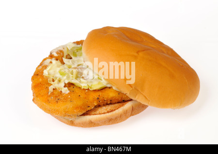 McDonald's sandwich au poulet avec de la laitue et de la mayonnaise sur un rouleau sur fond blanc. Banque D'Images