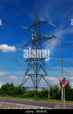 Pylône de l'électricité à côté de la jonction de route Banque D'Images