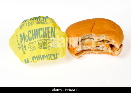 McDonald's McChicken avec une morsure pris hors de lui avec enveloppe papier sur fond blanc. Banque D'Images