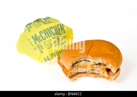 McDonald's McChicken avec une morsure pris hors de lui avec enveloppe papier sur fond blanc. Cut out. Banque D'Images