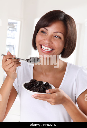 WOMAN EATING pruneaux Banque D'Images