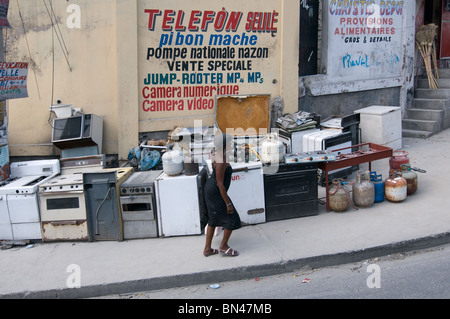 Vieux appareils électroménagers à vendre au centre-ville de Port-au-Prince, Haïti Banque D'Images