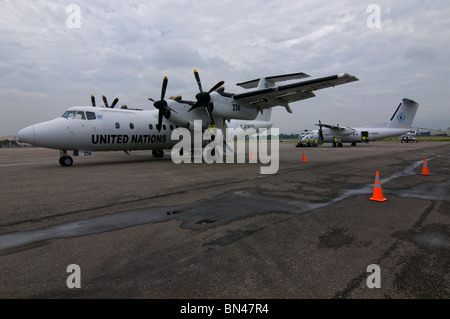 Un avion DHC-7 de Havilland Canada à turbopropulseur, connu sous le nom de Dash 7 du Service aérien humanitaire des Nations Unies (UNHAS) géré par le Programme alimentaire mondial (PAM), se trouve sur le tarmac du petit aéroport de la base de la MINUSTAH ONU à Port-au-Prince, en Haïti Banque D'Images