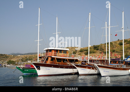 Gulet traditionnel de style turc les bateaux amarrés à Gumbet près de Bodrum, sur la côte turque de la mer Égée se Turquie Banque D'Images