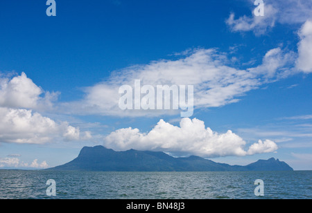 L'île de montagne en mer de Chine du Sud, à partir de la parc national de Bako Banque D'Images