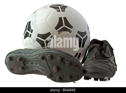 Ballon de soccer avec deux vieilles chaussures de football noir, isolé sur fond blanc Banque D'Images