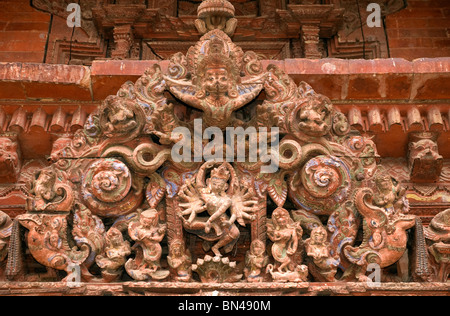 Un linteau de porte finement sculptée dans Durbar Square, Patan, Népal. Banque D'Images