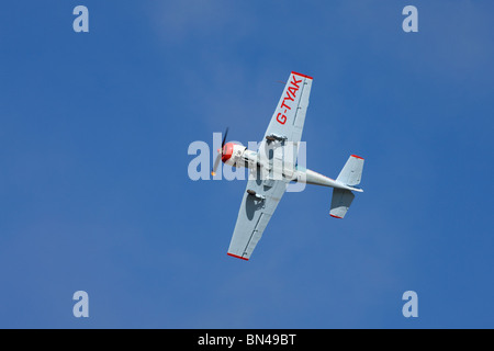 Yakovlev Yak-52 'Betsy' G-TYAK en vol au dessus de l'Aérodrome de Breighton Banque D'Images