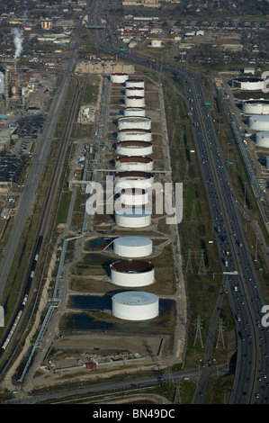 Vue aérienne au-dessus des réservoirs de stockage d'huile de Houston au Texas Banque D'Images