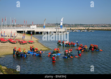 Les enfants sur une aventure en rafting au Weymouth & Portland Sailing Academy sur Portland Harbour Banque D'Images