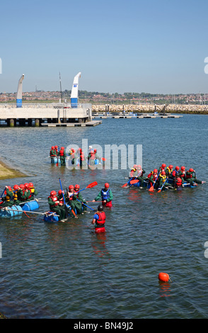 Les enfants sur une aventure en rafting au Weymouth & Portland Sailing Academy sur Portland Harbour Banque D'Images