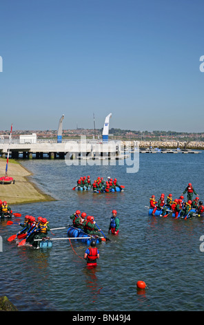 Les enfants sur une aventure en rafting au Weymouth & Portland Sailing Academy sur Portland Harbour Banque D'Images