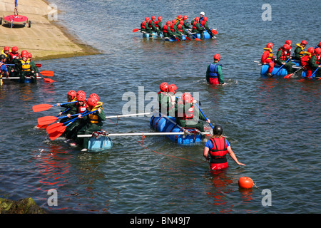 Les enfants sur une aventure en rafting au Weymouth & Portland Sailing Academy sur Portland Harbour Banque D'Images