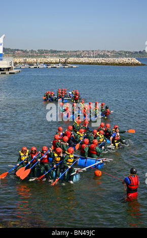 Les enfants sur une aventure en rafting au Weymouth & Portland Sailing Academy sur Portland Harbour Banque D'Images