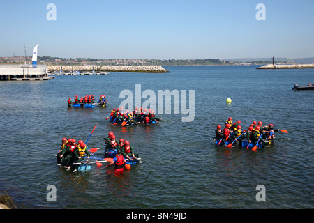 Les enfants sur une aventure en rafting au Weymouth & Portland Sailing Academy sur Portland Harbour Banque D'Images