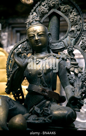 Statue en bronze de Tara, déesse bouddhiste au Temple d'or, juste à côté de la Durbar Square, Patan, Népal. Banque D'Images