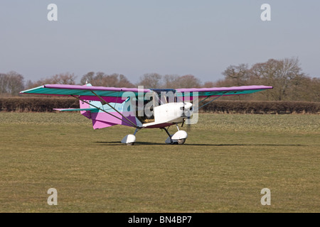 Skyranger 912 (2) G-CBVR ulm atterrissage à Breighton Airfield Banque D'Images