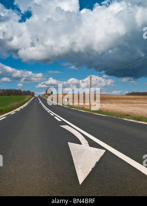 Route / flèche peinte d'alerte du dépassement sign on road - Indre, France. Banque D'Images