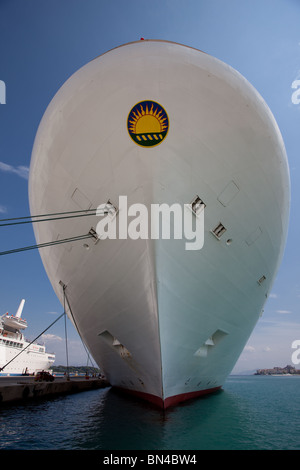 P&O liner VENTURA à côté du port de Corfou, Grèce Banque D'Images