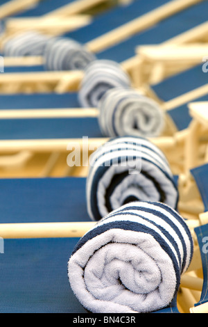 Serviettes de piscine disponibles pour les passagers. La Cunard Queen Victoria Banque D'Images