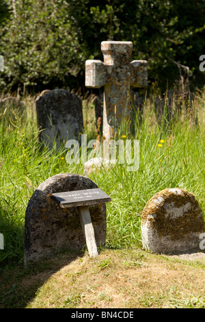 Gilbert White's garve dans le cimetière de l'église St Mary à Selborne Banque D'Images