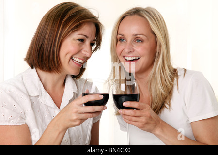 Deux femmes DRINKING RED WINE Banque D'Images