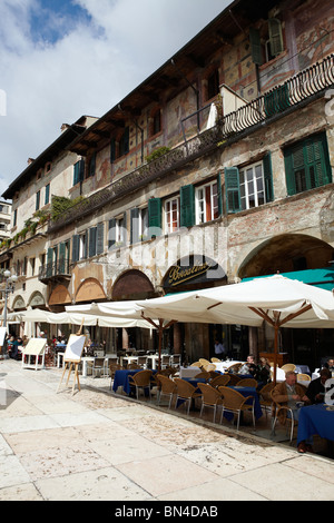 Café de la rue à Vérone, Italie Banque D'Images