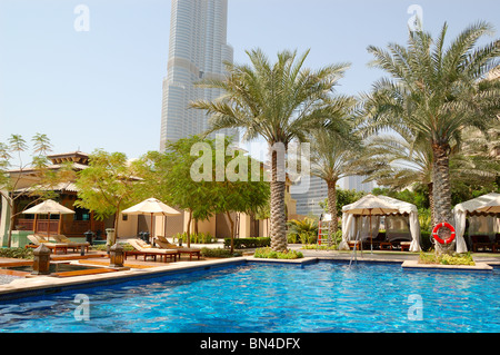 La piscine de l'hôtel au centre-ville de DUBAÏ, ÉMIRATS ARABES UNIS Banque D'Images