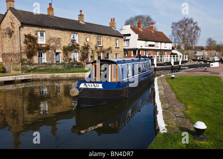 15-04 laissant Fenny serrure sur le Grand Union Canal à Fenny Stratford, Milton Keynes, Buckinghamshire. Banque D'Images